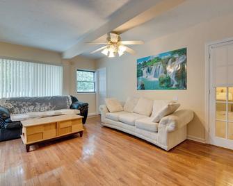 Spacious Norcross Home about 21 Mi to Downtown Atlanta - Norcross - Wohnzimmer