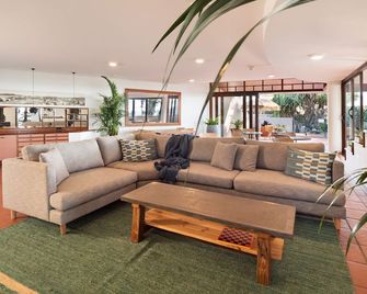 بيتش هوتل ريزورت - بيرون باي - غرفة معيشة