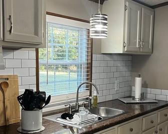 2-bedroom house in Grand Rivers with 2 Boat Ramps and Patti's Nearby - KY Lake - Grand Rivers - Cocina