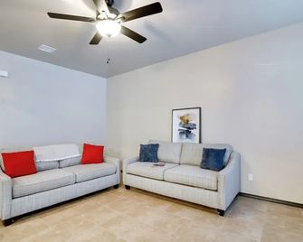 Single-Story Apt, 3 Mi to Fort Bliss! - El Paso - Living room