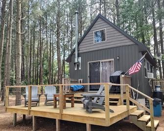 Awesome private off grid cabin with creek view. - Onancock - Patio