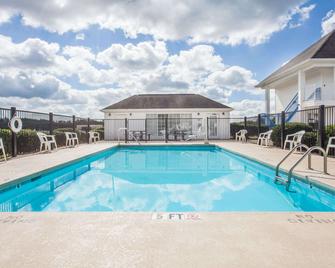Baymont Inn and Suites Hickory - Hickory - Piscina