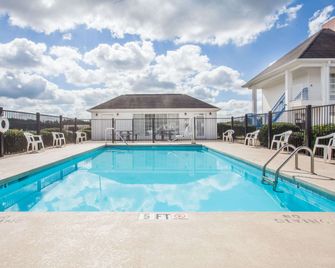 Baymont Inn and Suites Hickory - Hickory - Piscina