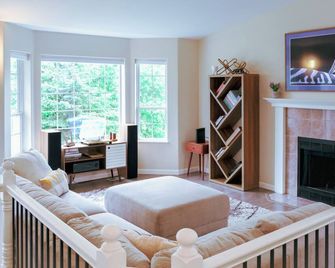 Relaxing home w/king suite in South Anchorage! - Indian - Sala de estar