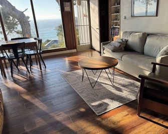 Oceanfront 1+ Bedroom Coastal Retreat with hot tub - Gualala - Sala de estar