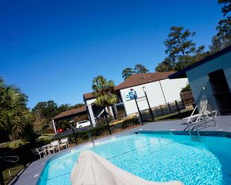 Best Western Tallahassee-Downtown Inn & Suites - Tallahassee - Zwembad
