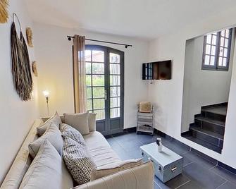 Home Cassis - Maison Les Calanques - Piscine chauffée à 30c - Cassis - Living room