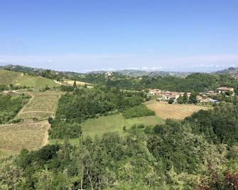 Vineyard Villa, Stay At A Traditional Cascina On A Tranquil Hillside - Canelli - Balcony