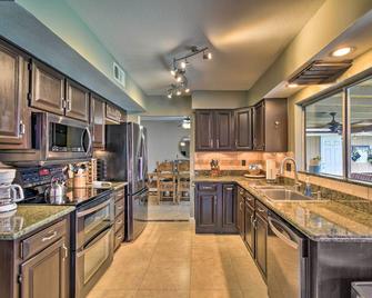Relaxing Phoenix House with Hot Tub and Heated Pool! - Phoenix - Kitchen