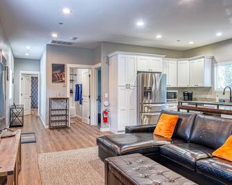New Build (2020) 2 Bed 2 Bath Near Martinez Downtown - Martinez - Living room