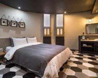 Changwon Brown-Dot Hotel Myeongseo - Changwon - Schlafzimmer