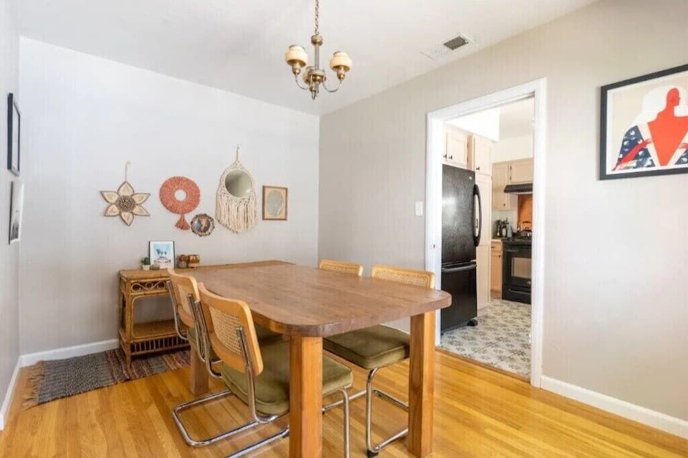 Chic Boho Bungalow in Land Park! - סקרמנטו - חדר אוכל
