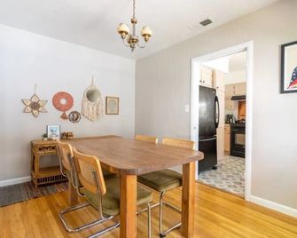 Chic Boho Bungalow in Land Park! - סקרמנטו - חדר אוכל
