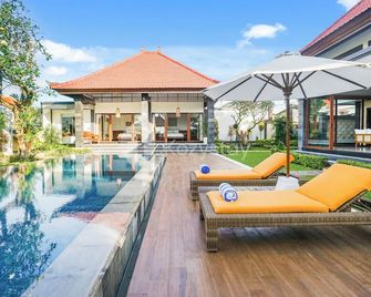 Srimalen Villa by Kozystay - Canggu - North Kuta - Pool