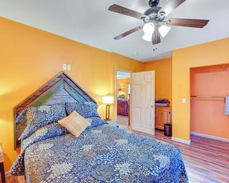Near Historic Sites Bright Hyde Park Guest Suite - Hyde Park - Kamar Tidur