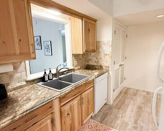 Putters Paradise-2bed2bathgrillfirepit-10pp - Osage Beach - Kitchen