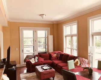 The Musicians Loft on Dickson Street | One block from UofA Campus! - Fayetteville - Living room
