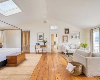 River House by Avantstay Historic & Secluded Estate on the Hudson River w/ Pool Sleeps 24! - Catskill - Sala de estar