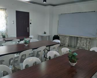 First Baby Bytes Guest House - Lazi - Comedor