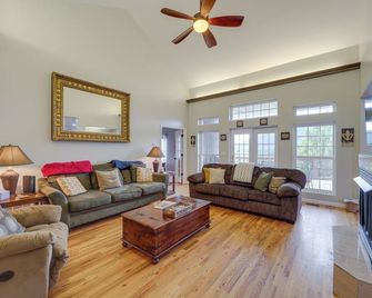 Classy Home w/ Hot Tub + Mt. Jefferson Views! - West Jefferson - Sala de estar