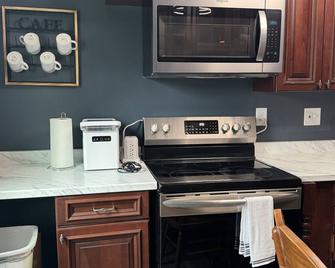 Charming 3-bedroom pet friendly house with fenced in yard in Clinton, IA. - Clinton - Kitchen