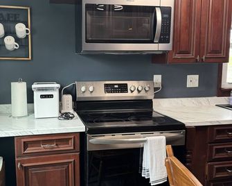 Charming 3-bedroom pet friendly house with fenced in yard in Clinton, IA. - Clinton - Küche