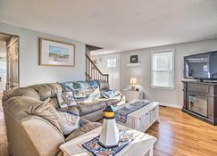 Spacious East Falmouth House - Walk to Great Pond! - East Falmouth - Living room