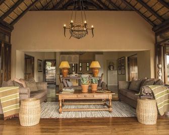 Tuningi Safari Lodge - Madikwe Nature Reserve - Living room