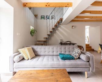 Charmante Maison Cocooning en Pleine Nature - Saint-Dier-dʼAuvergne - Sala de estar