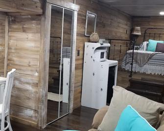 Rustic Farmhouse Beauty Nestled on a Piece of God's Country - Fort Pierce - Bedroom