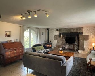 Farmhouse and Cottage with heated pool, Sleeps 9 - Saint-Nicolas-du-Pelem - Sala de estar