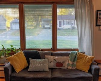 Air Vermont Apartment - South Burlington - Living room
