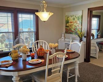 Charming 3-bedroom farmhouse with beautiful views..newly decorated. - Princeton - Dining room