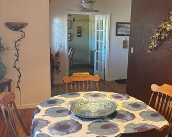 Beautiful Spacious 3 bedroom, 3 bath full furnished Home - Pueblo - Jídelna