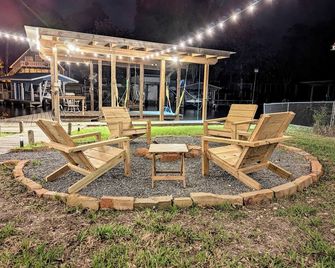 Boathouse, 2 King Beds, Firepit, Huge Yard + Pet-Friendly! Peaceful & Luxurious - Livingston - Patio