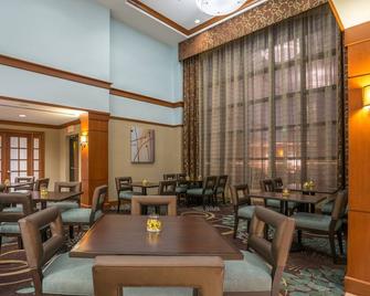 Free Breakfast. Seasonal Outdoor Pool. Gym. Relaxing Retreat! - Glen Mills - Restaurant