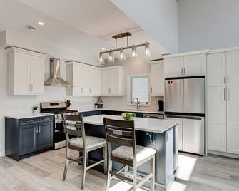 Cozy, spacious family home w/ Arcade! 5 mins from Beach! - Port Stanley - Keuken