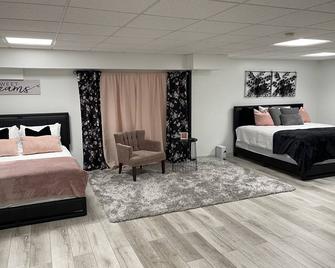 Serene private basement apartment. No common areas - McDonough - Bedroom