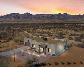 New Hillside Home overlooking Santa Cruz River Valley in Rio Rico near Tubac - Rio Rico - Edificio