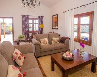 Casa Lola Lanzarote piscina climatizada y wifi free - San Bartolomé - Living room