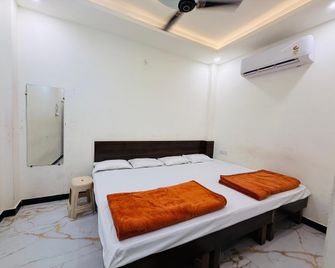 Hotel Shree Gajanand Palace - Ujjain - Bedroom