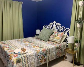 Boho Garden Bungalow Near Iu, Downtown, Ev Level 2 Station - Bloomington - Bedroom