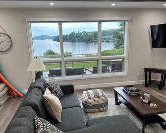 Lakefront Cottage bordering Algonquin Park - 휘트니