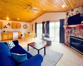 Lakefront dog-friendly condo near skiing with private beach access, views & dock - Wisconsin Dells - Sala de estar