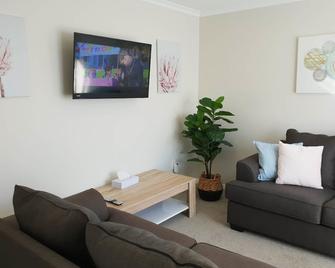 Rose Apartments Central Rotorua- Accommodation & Private Spa - Rotorua - Living room