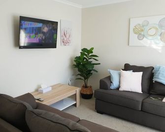 Rose Apartments Central Rotorua- Accommodation & Private Spa - Rotorua - Sala de estar