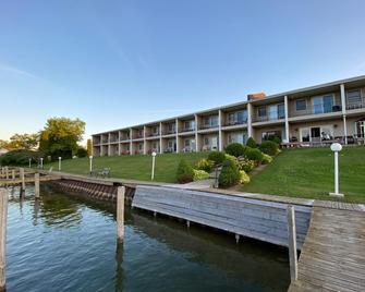 Fleetwood Inn & Suites - Cheboygan - Building