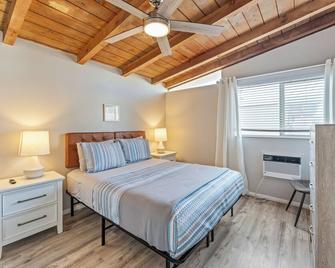 Come Sea the Ocean Cozy Beach Loft 42 + Pet-Friendly too! - Ventura - Bedroom