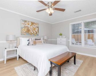2br Townhouse | Pet Friendly | Fully Fenced - Warner Robins - Bedroom