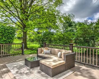 East Main Lounge in Mount Joy 5 min to Spooky Nook Sports - Mount Joy - Balcony